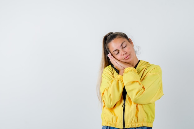 Expressive jeune fille posant en studio