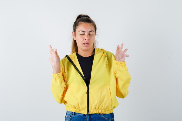 Expressive jeune fille posant en studio