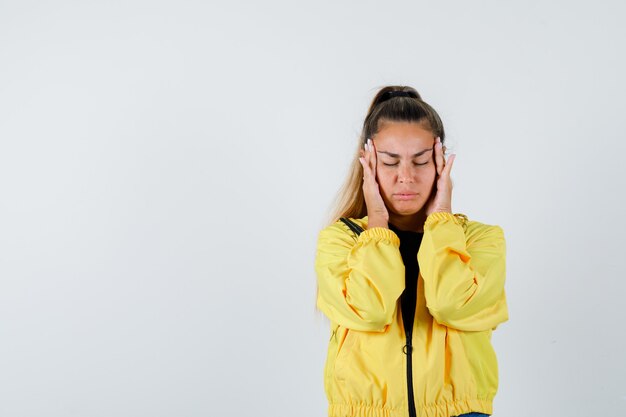 Expressive jeune fille posant en studio