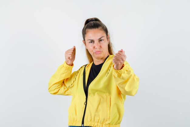 Expressive jeune fille posant en studio