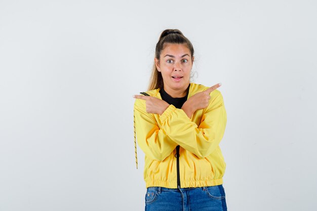 Expressive jeune fille posant en studio