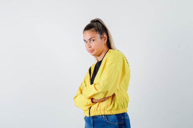 Expressive jeune fille posant en studio