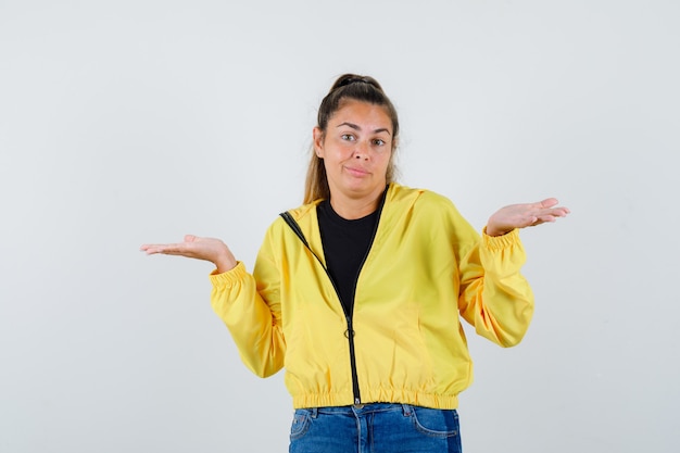 Expressive jeune fille posant en studio