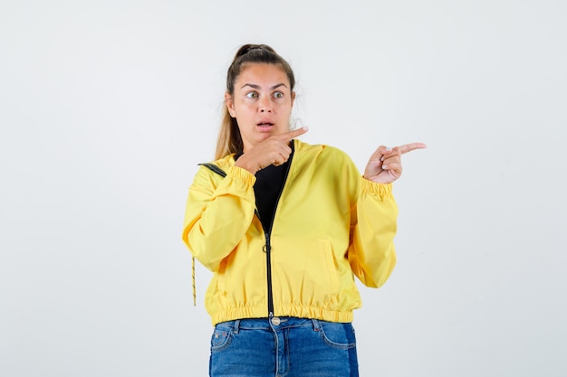 Expressive jeune fille posant en studio