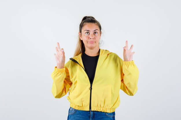 Expressive jeune fille posant en studio