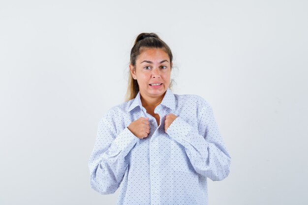 Expressive jeune fille posant en studio