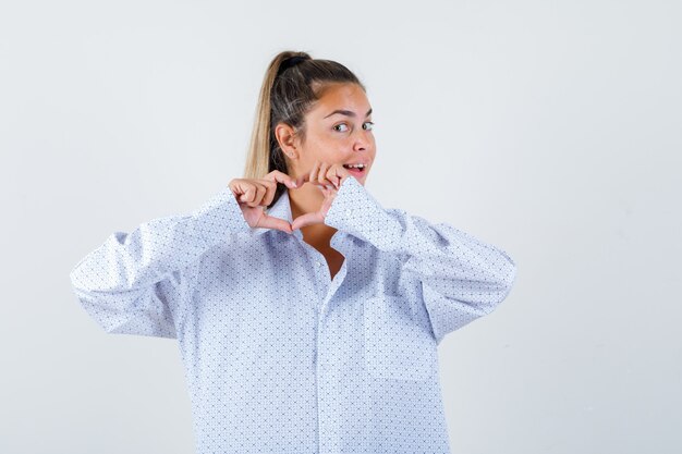 Expressive jeune fille posant en studio