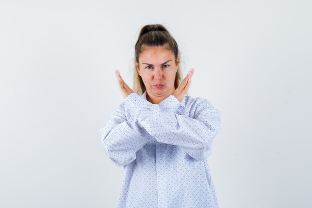 Expressive jeune fille posant en studio