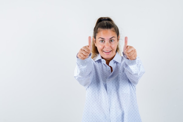 Expressive jeune fille posant en studio