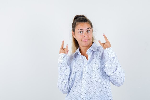 Expressive jeune fille posant en studio