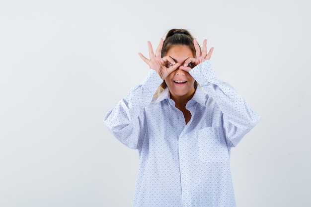 Expressive jeune fille posant en studio