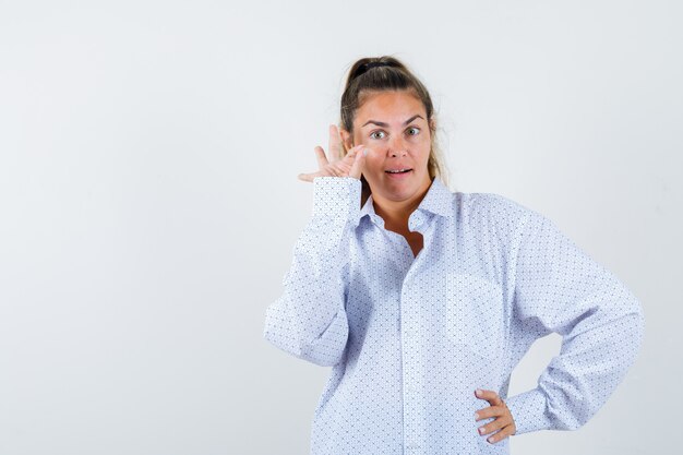 Expressive jeune fille posant en studio