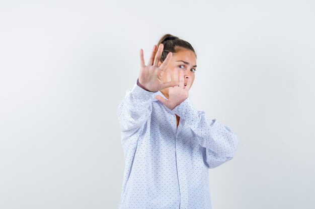 Expressive jeune fille posant en studio