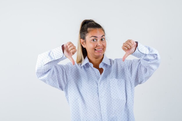 Expressive jeune fille posant en studio