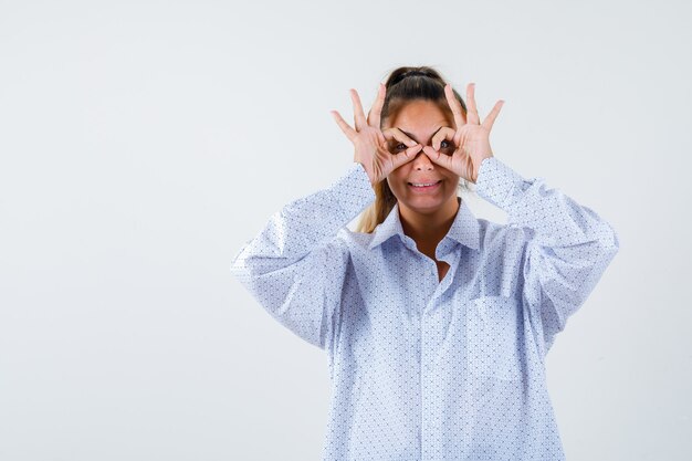 Expressive jeune fille posant en studio