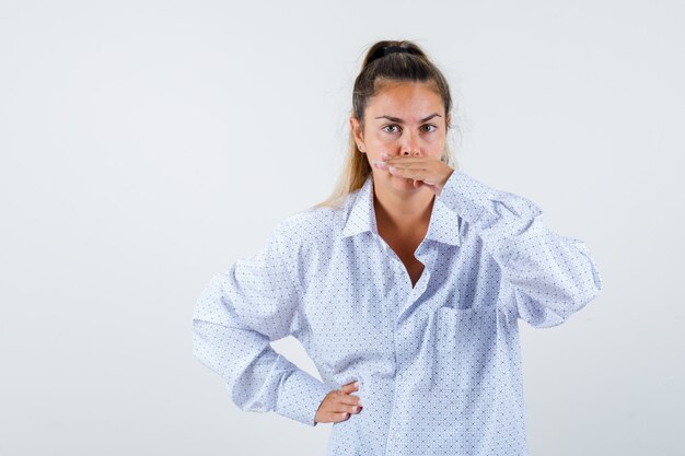 Expressive jeune fille posant en studio