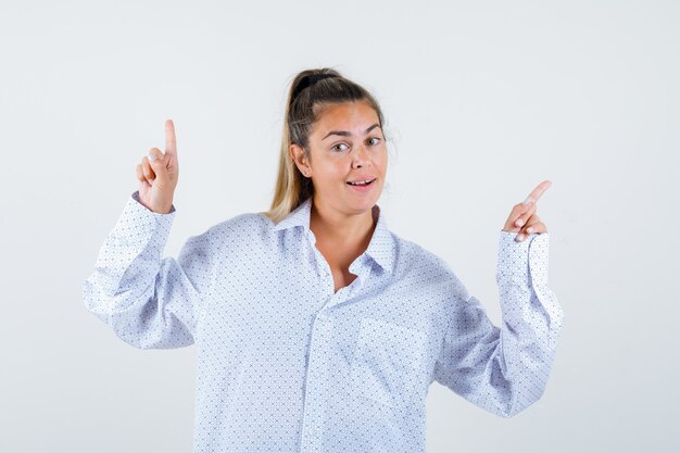 Expressive jeune fille posant en studio