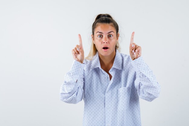 Expressive jeune fille posant en studio