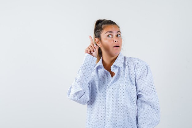 Expressive jeune fille posant en studio