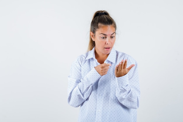 Expressive jeune fille posant en studio