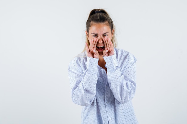 Expressive jeune fille posant en studio