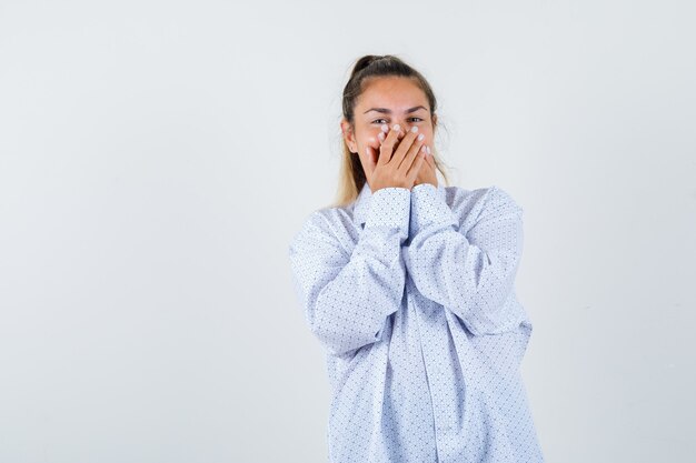 Expressive jeune fille posant en studio