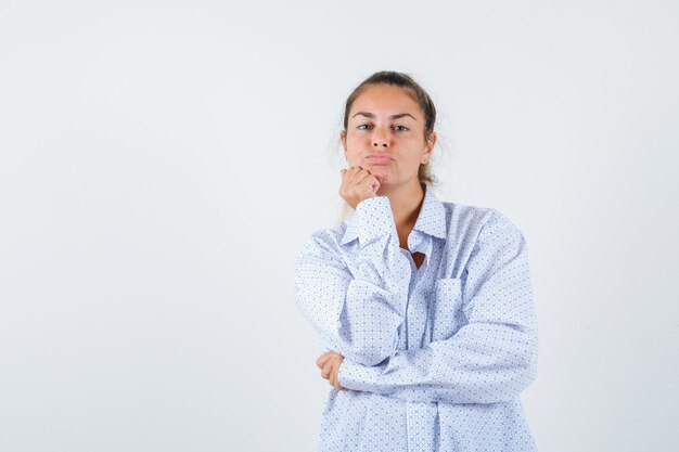 Expressive jeune fille posant en studio