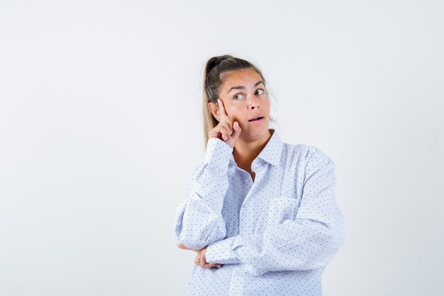 Expressive jeune fille posant en studio