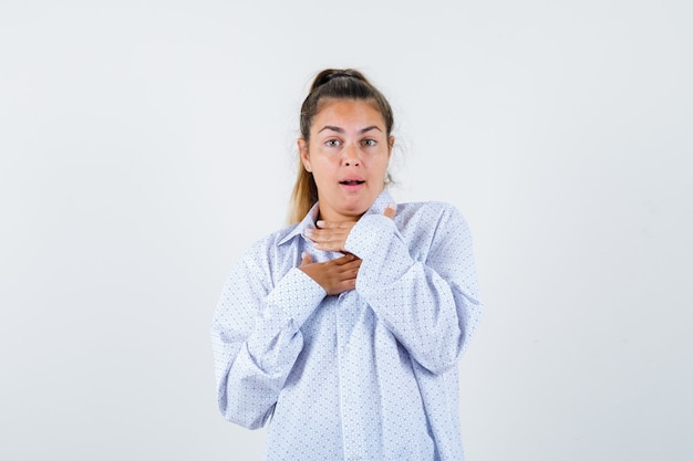 Expressive jeune fille posant en studio