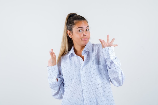 Expressive jeune fille posant en studio