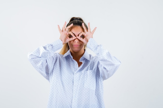 Expressive jeune fille posant en studio