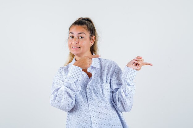 Expressive jeune fille posant en studio