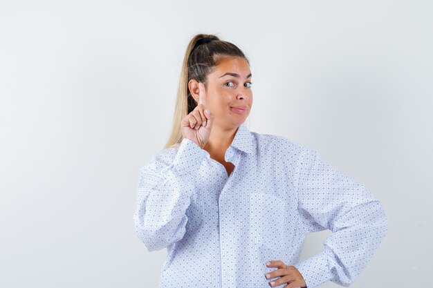 Expressive jeune fille posant en studio