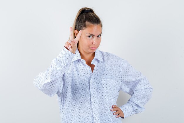 Expressive jeune fille posant en studio