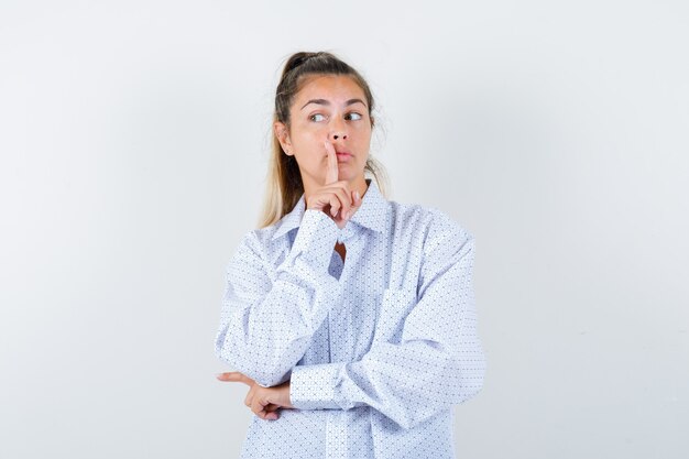 Expressive jeune fille posant en studio