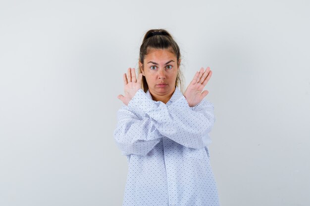 Expressive jeune fille posant en studio