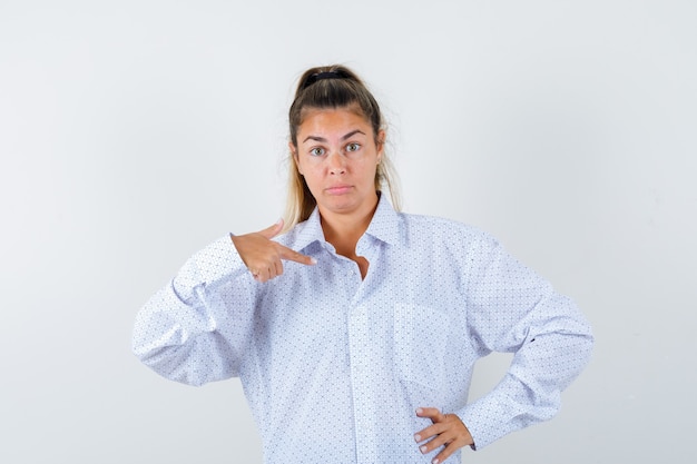 Expressive jeune fille posant en studio