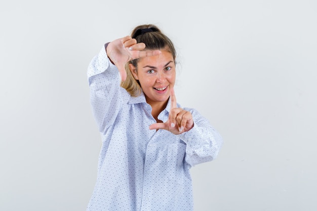 Expressive jeune fille posant en studio