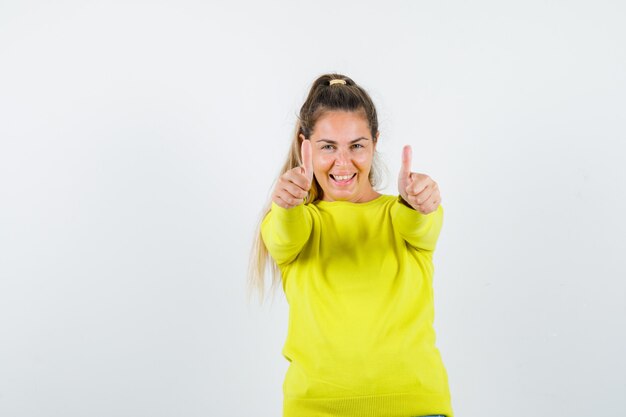 Expressive jeune fille posant en studio