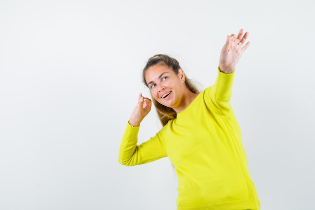 Expressive jeune fille posant en studio