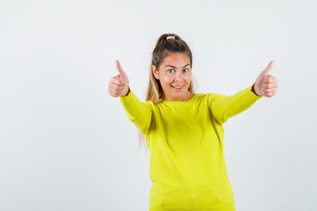 Expressive jeune fille posant en studio