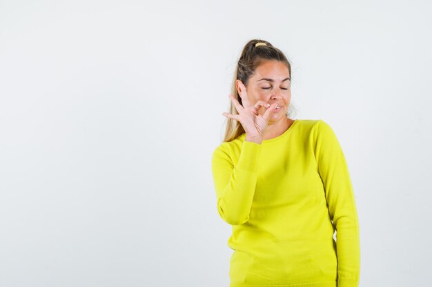 Expressive jeune fille posant en studio