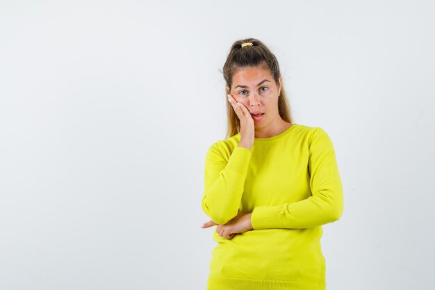 Expressive jeune fille posant en studio