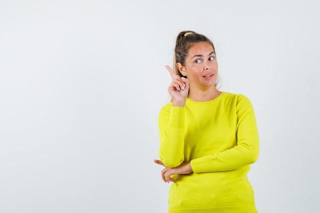 Expressive jeune fille posant en studio