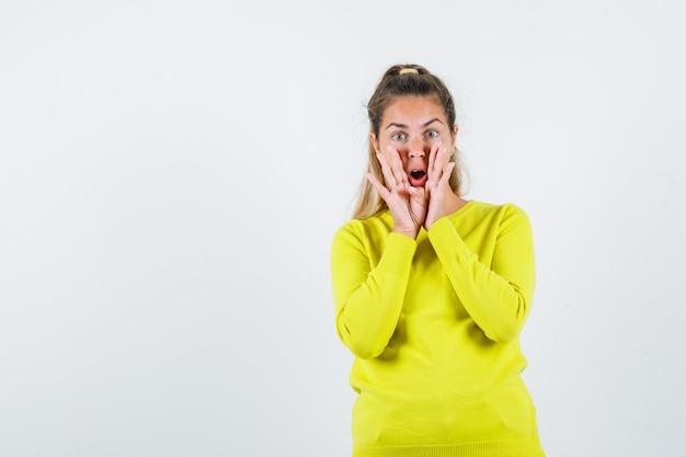 Expressive jeune fille posant en studio