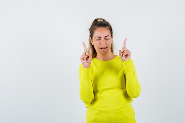 Expressive jeune fille posant en studio