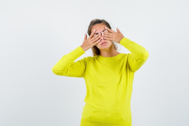 Expressive jeune fille posant en studio