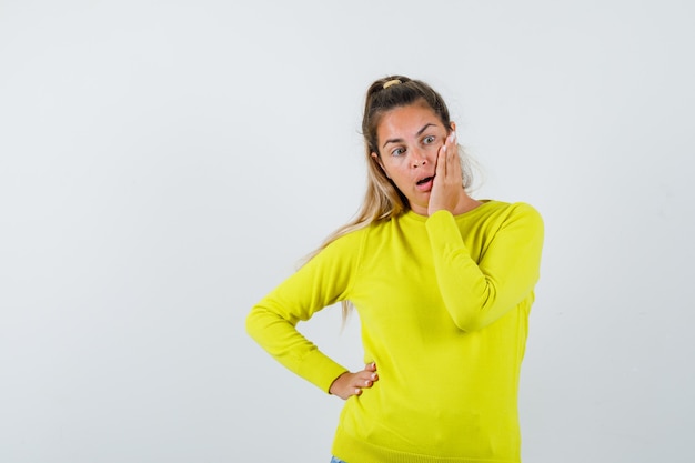 Expressive jeune fille posant en studio