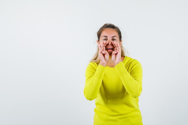 Expressive jeune fille posant en studio