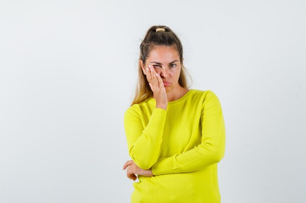 Expressive jeune fille posant en studio